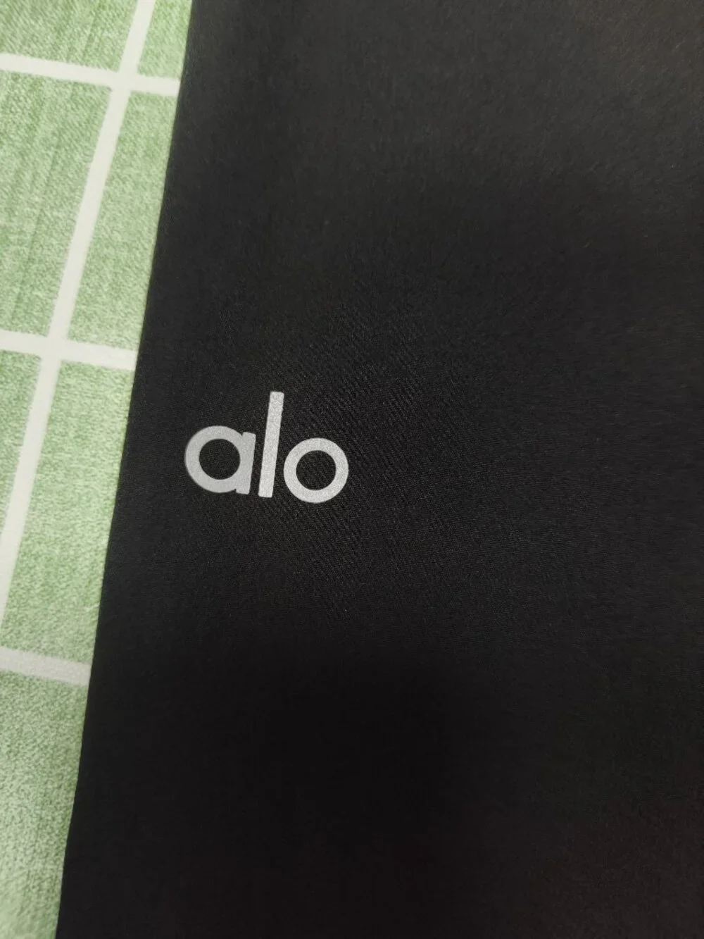 NWT Alo Yoga 30